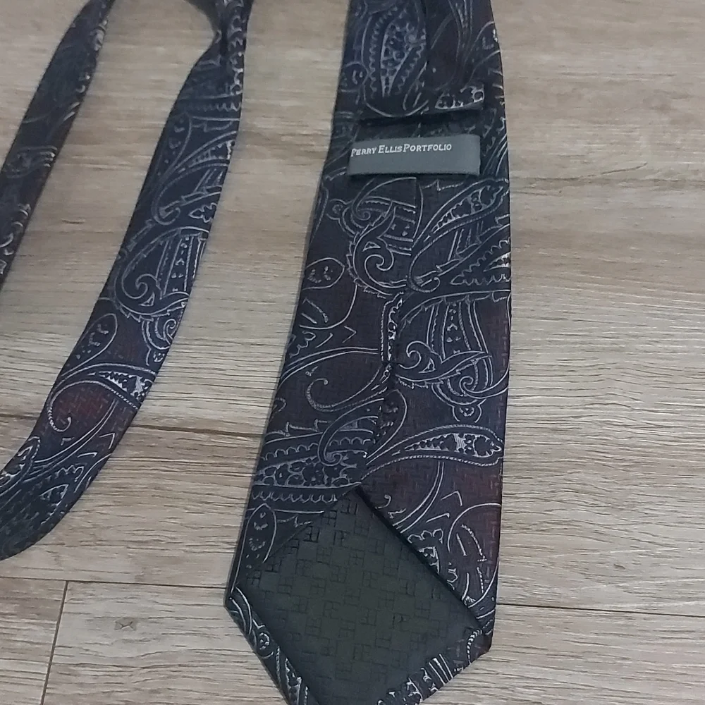Perry Ellis Portfolio tie - Picture 2 of 2